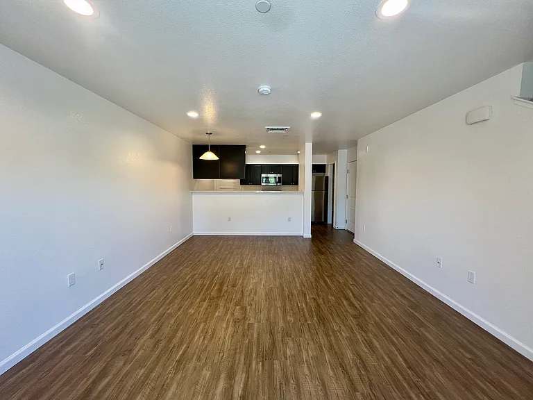 Esposti Park Apartments — Photo 9