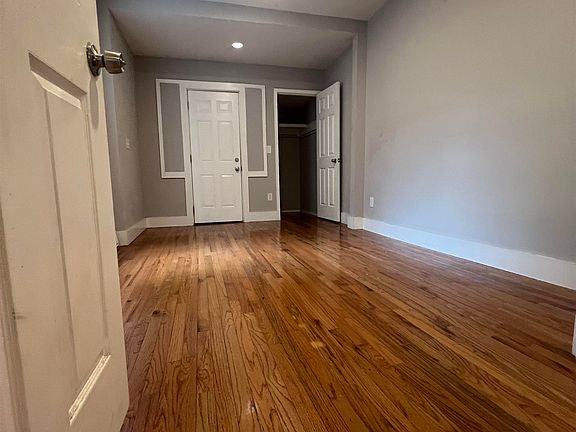 4th image of 439 Mallory Ave #1