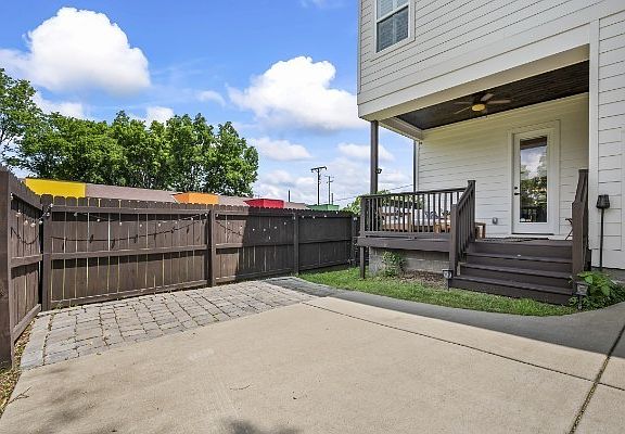 3rd image of 601 40th Ave N
