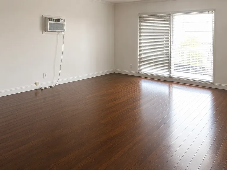 8360 Blackburn Ave #5C — Photo 1
