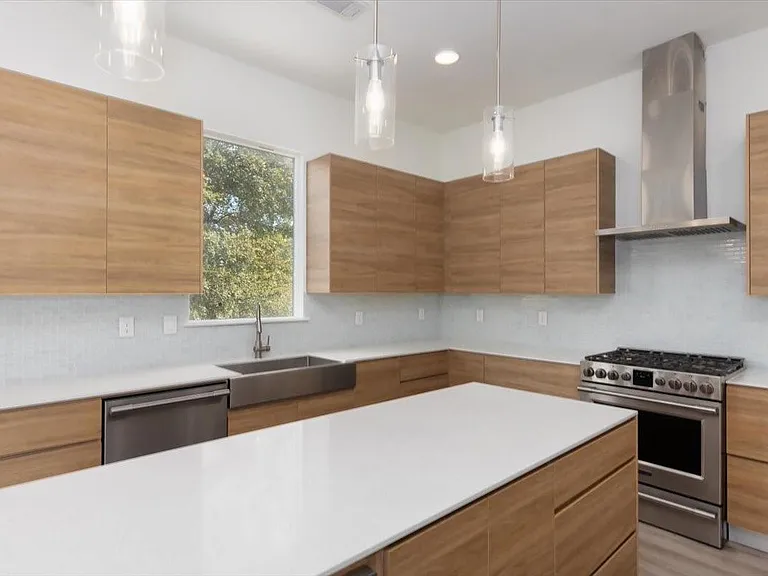 645 W 16th St — Photo 10
