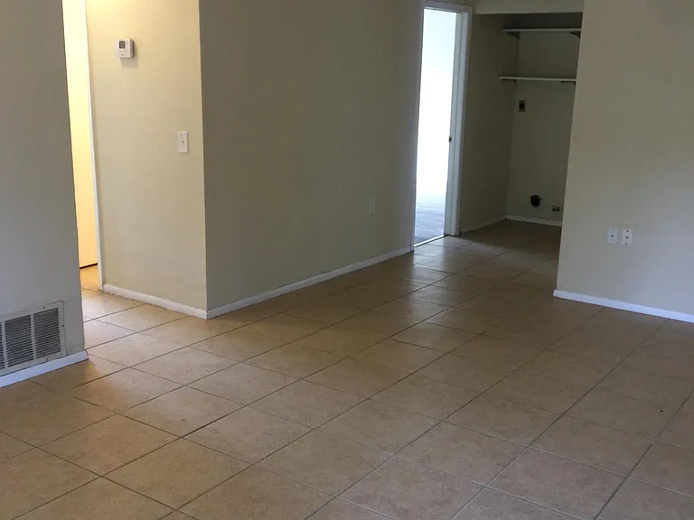 216 Gamblewood — Photo 6