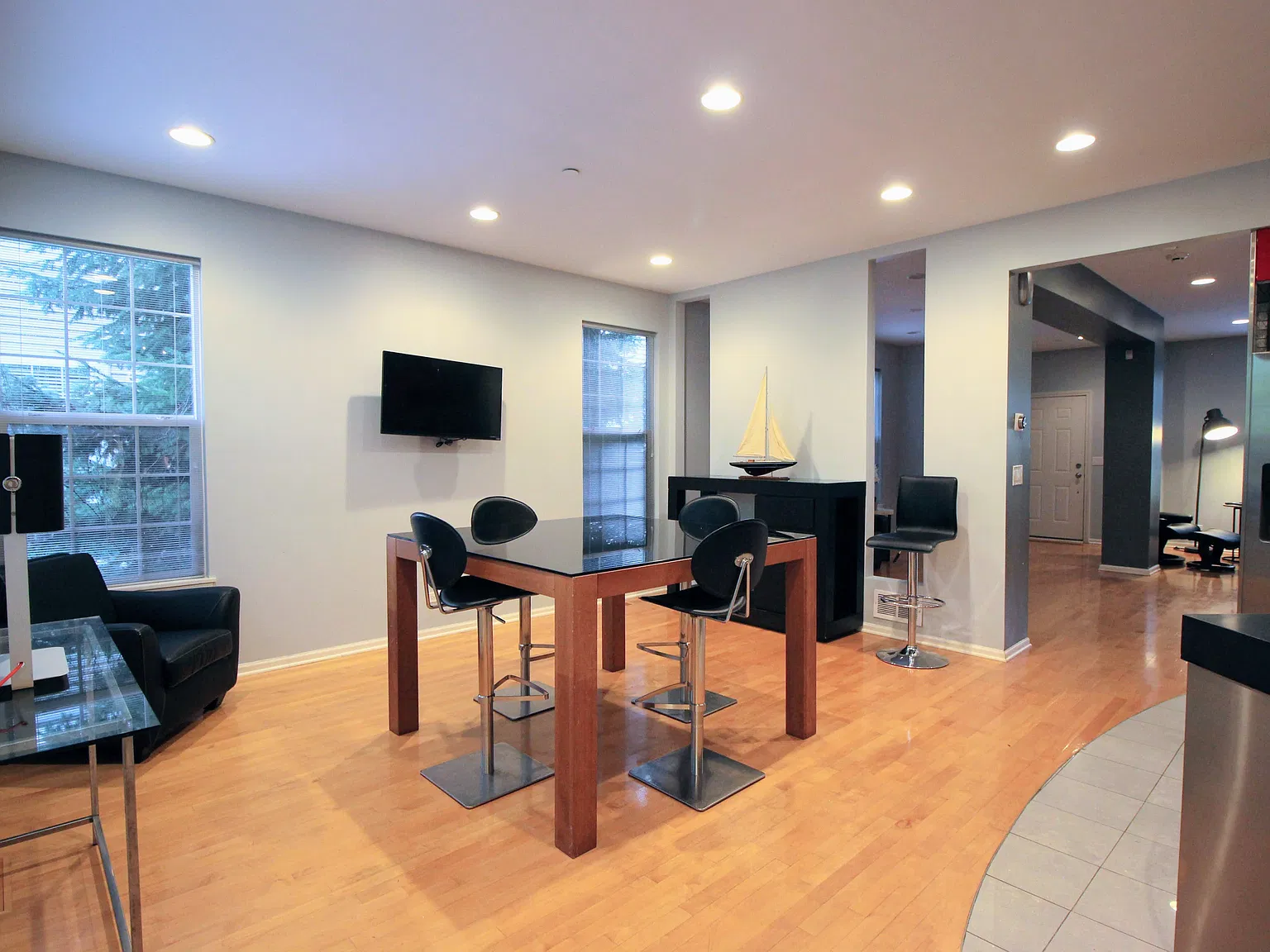 3 bed, 3.5 bath, 2030 sqft, $3,098 — Photo 2