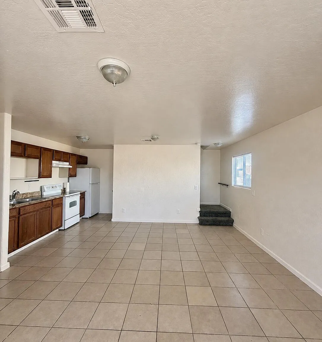 3 bed, 1.0 bath, 917 sqft, $1,375 — Photo 2