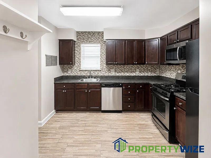 3 bed, 2.0 bath, 1485 sqft, $1,825 — Photo 2