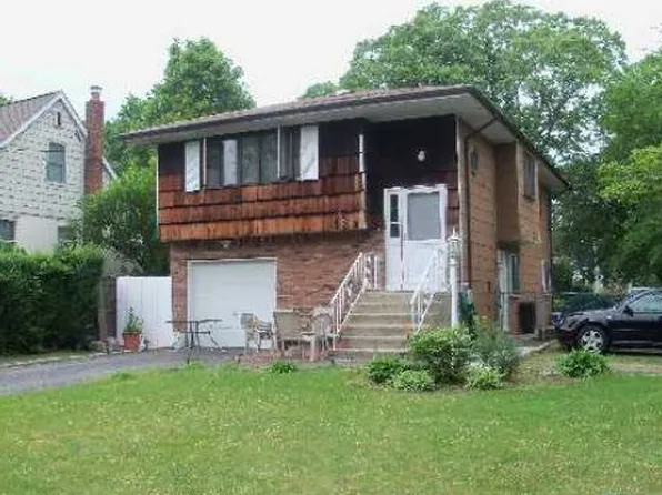 231 Woodycrest Dr, Holtsville, NY 11742