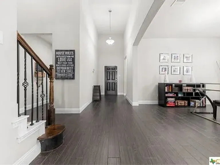 807 Old World Dr — Photo 5