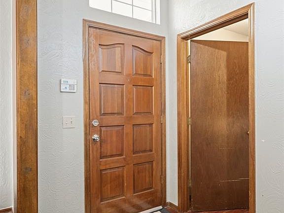 5th image of 608 Tudor Ln