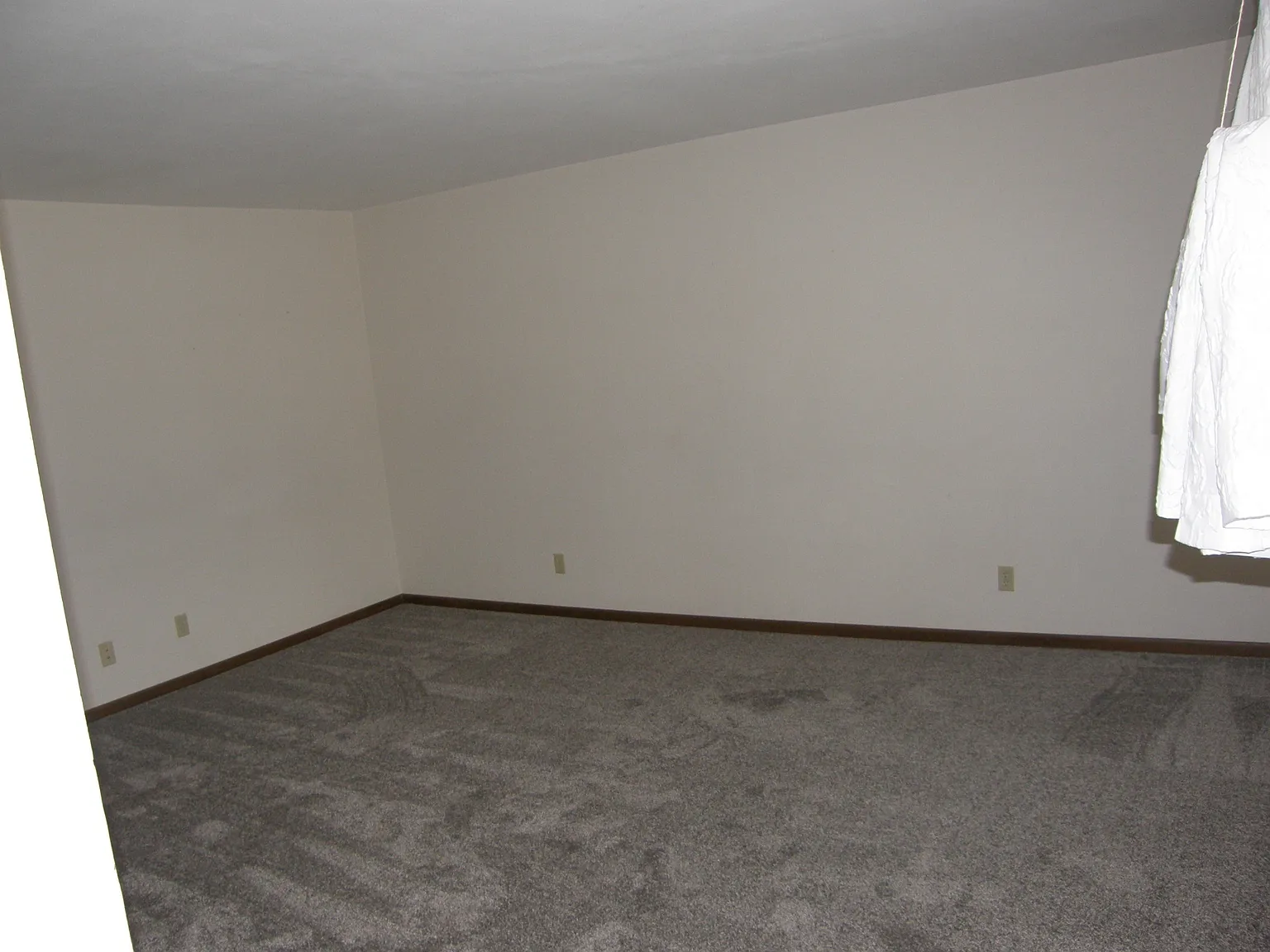 2 bed, 1.5 bath, 1100 sqft, $1,300 — Photo 2