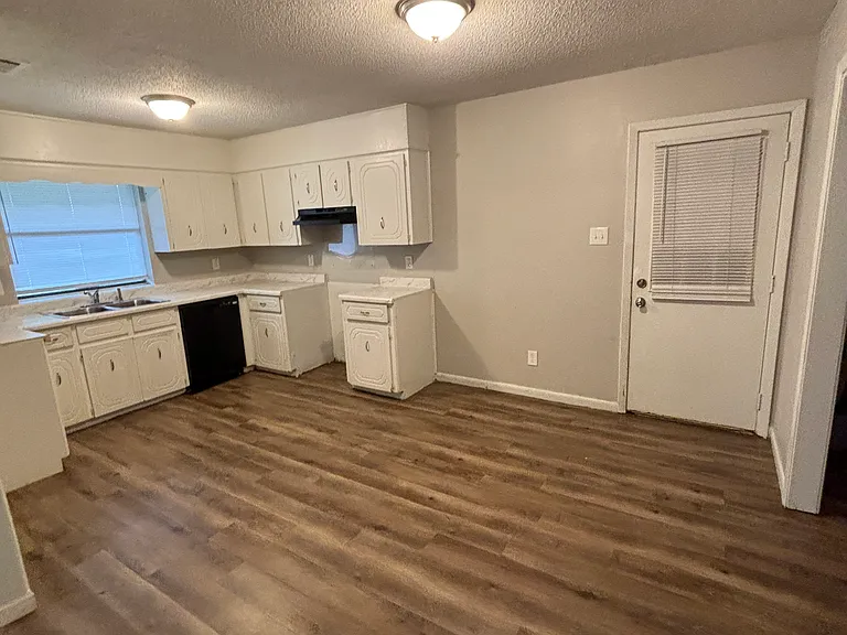 1301 Liberty Dr — Photo 10