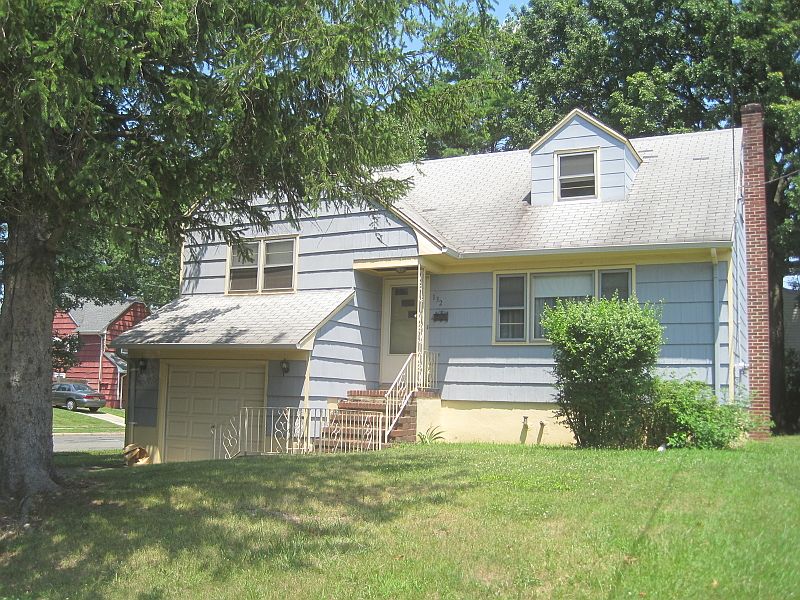 2nd image of 132 E Cherry St