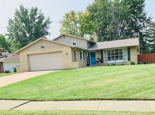 5606 N Circle View Dr, Seven Hills, OH 44131