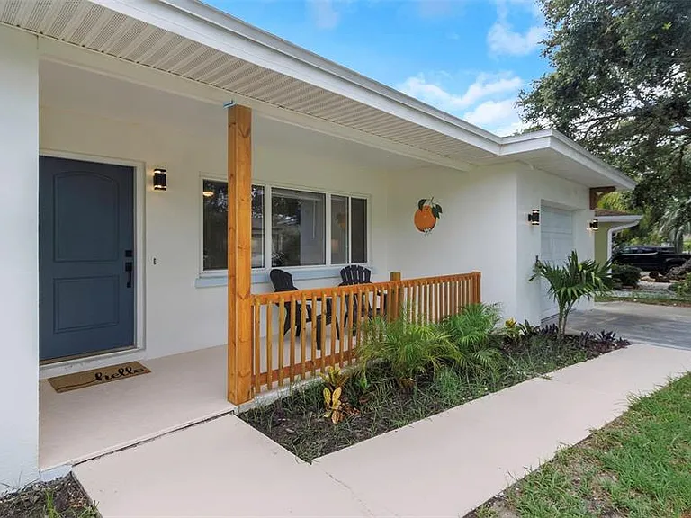 245 Grove Cir N — Photo 8