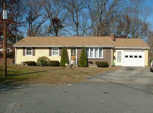 1 White Acorn Cir, Warwick, RI 02886