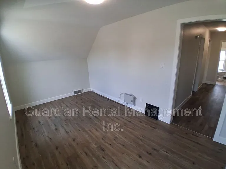 623 Vickers St N #4 — Photo 5