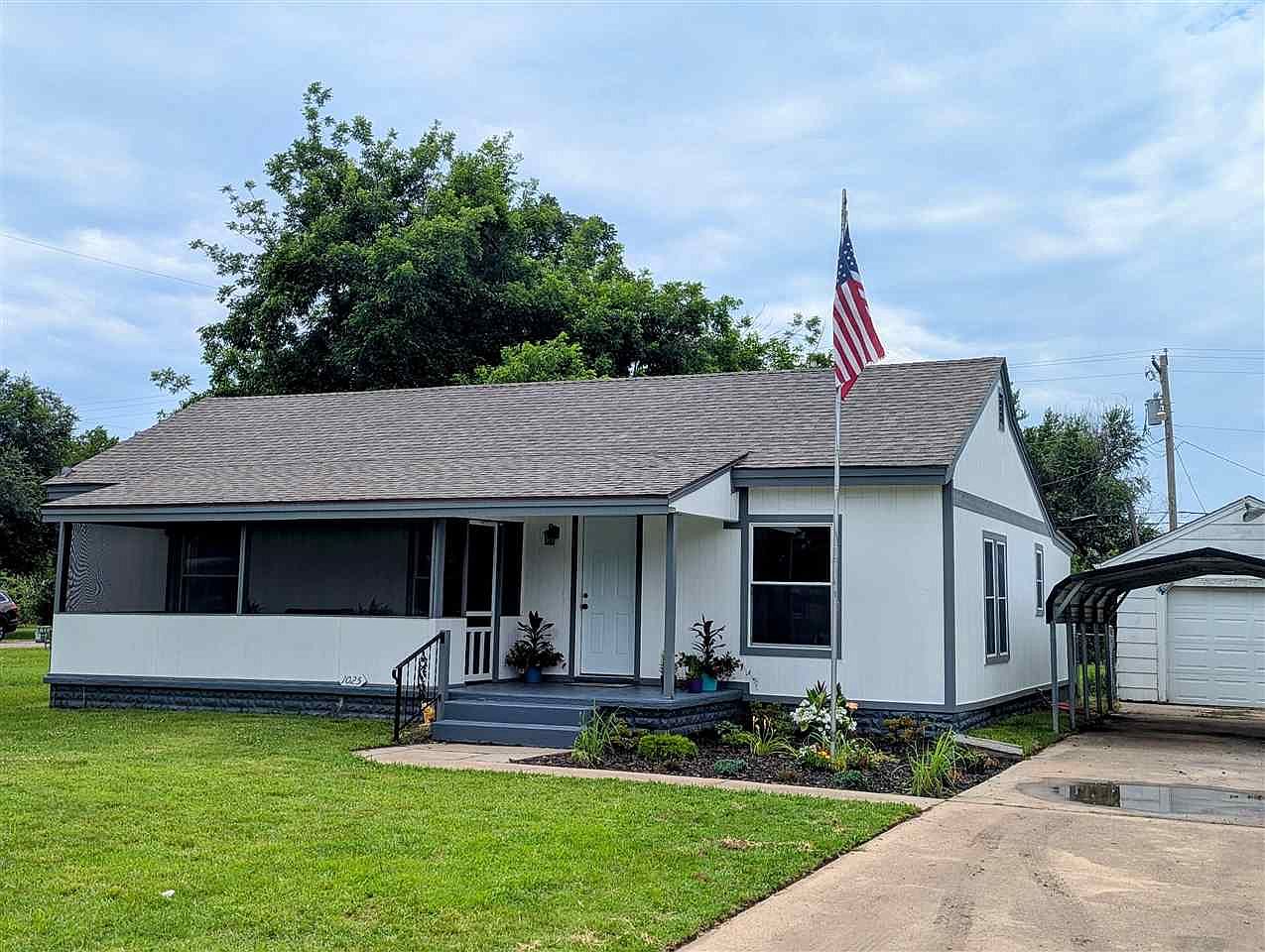 1025 S 8th St, Blackwell, OK 74631 | Zillow