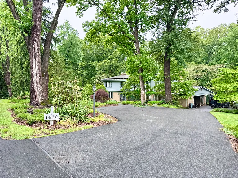 1430 Carrington Ln — Photo 54