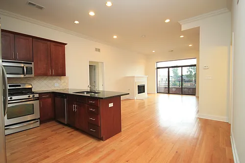 4651 N Greenview #206 Photo 1