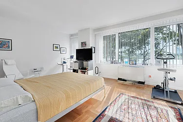 Rented by R New York