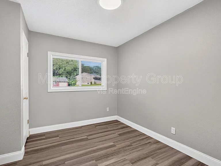 273 Roderick Dr — Photo 9