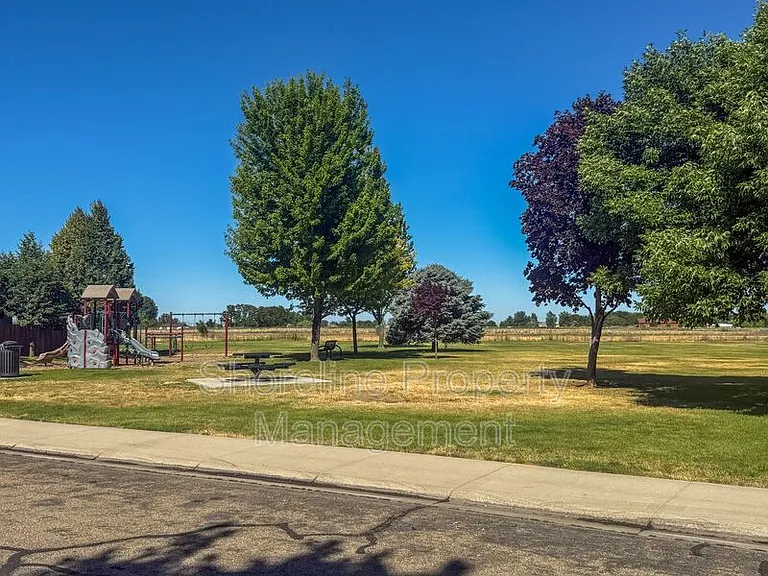 3420 N Oakstone Ave — Photo 41