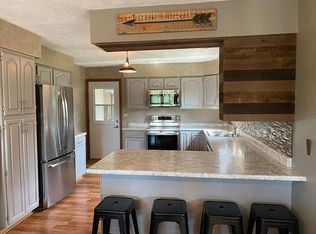 2503 Country Hills Ln, Highland, IL 62249