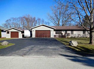38 N Park Rd, Machesney Park, IL 61115