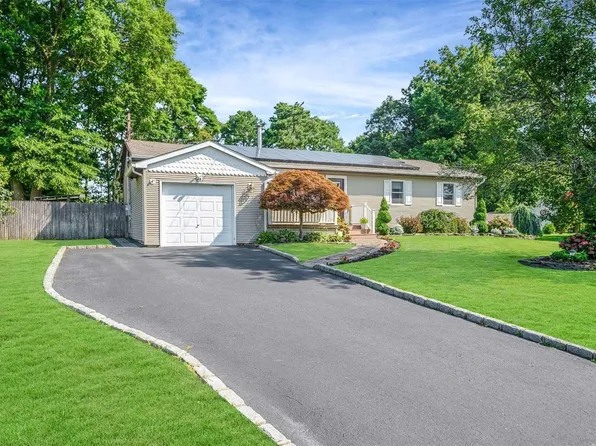 27 Nathan Drive, Bohemia, NY 11716