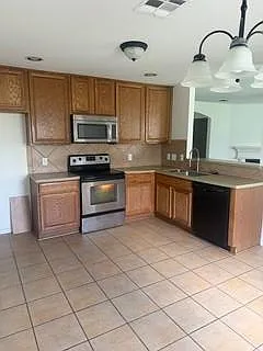 4 bed, 2.5 bath, 2000 sqft, $2,150 — Photo 3