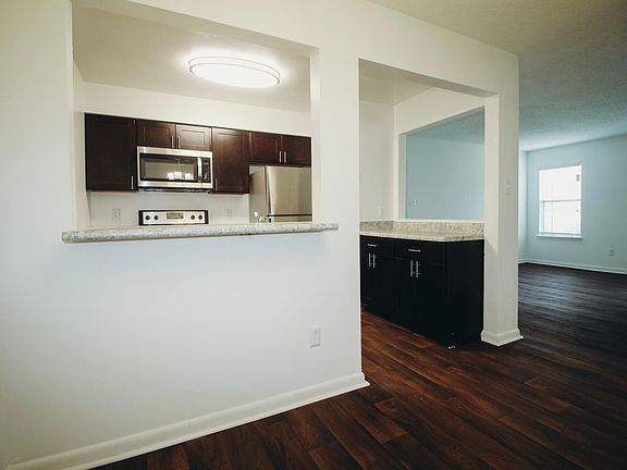 3rd image of 400 Oak Lake Way APT A