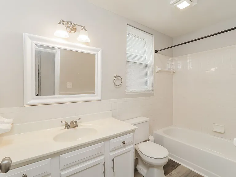 203833_026_main_bathroom_13260124.jpg