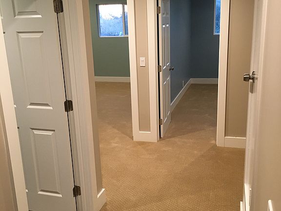 5th image of 1631 E Hillcrest Dr