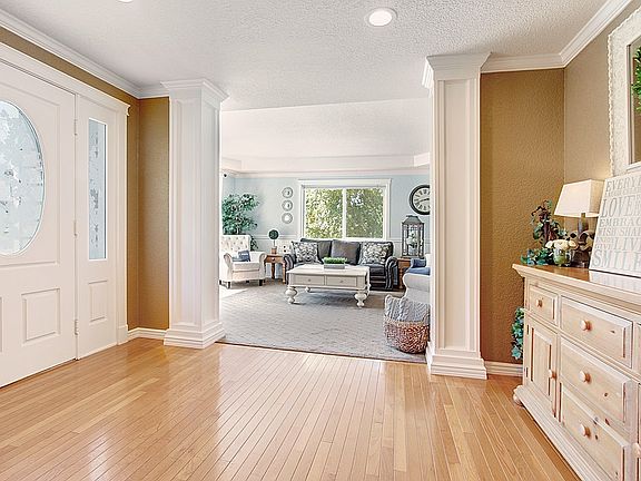 Inviting entry w/hardwoods