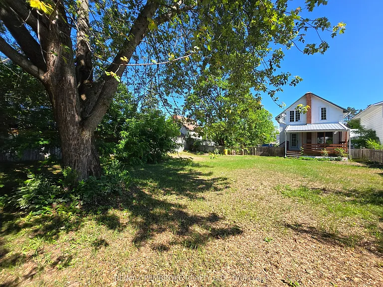 566 Perth St — Photo 17