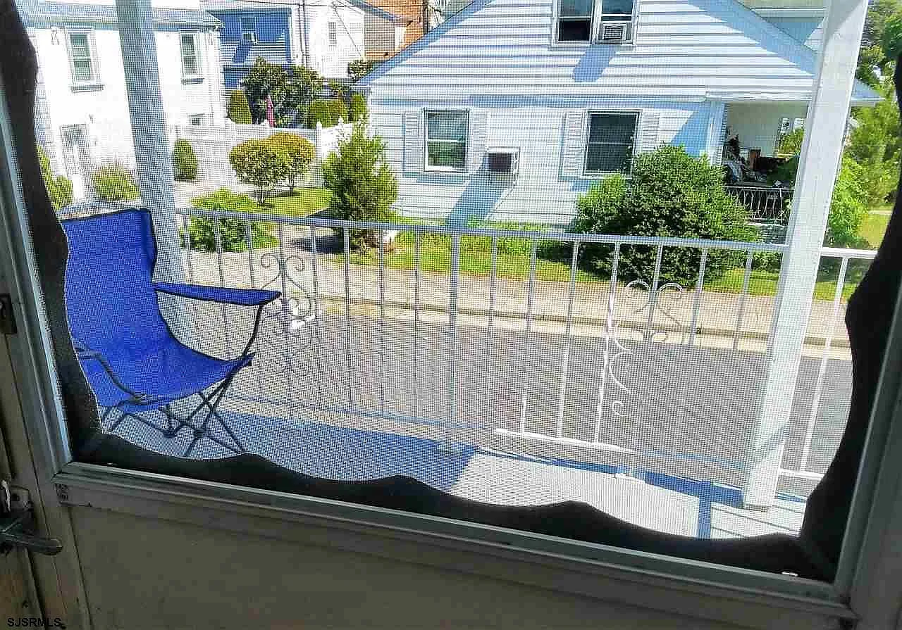 2 bed, 1.0 bath, $1,300 — Photo 4