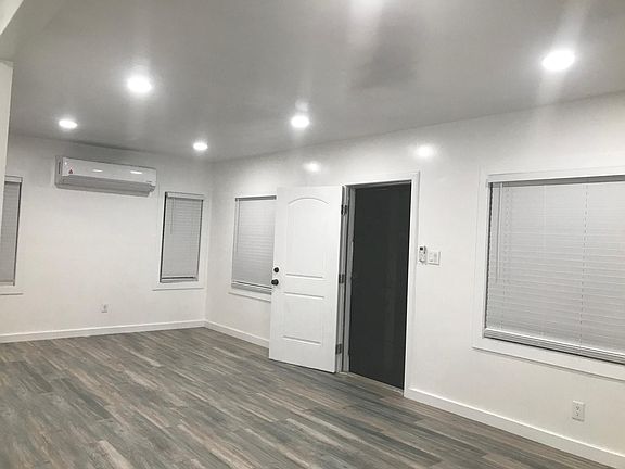 4th image of 1026 W 61st St