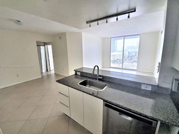 5th image of 275 NE 18th St APT 1505