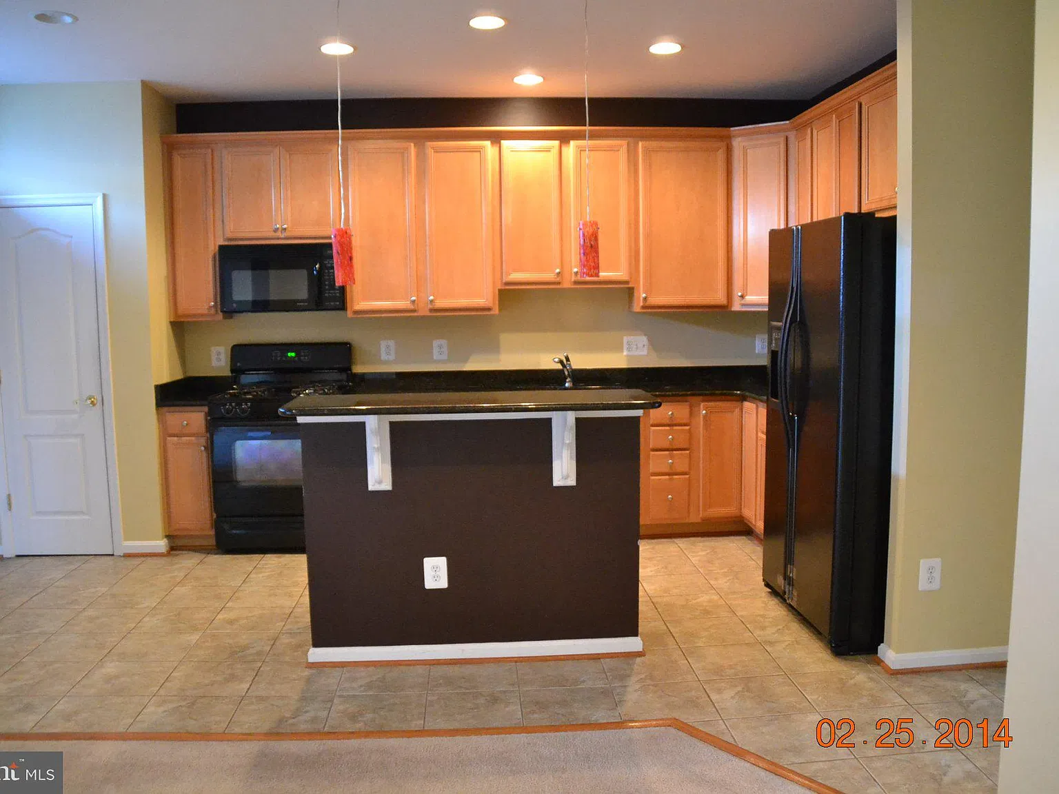 3 bed, 5.0 bath, 2510 sqft, $3,300 — Photo 4