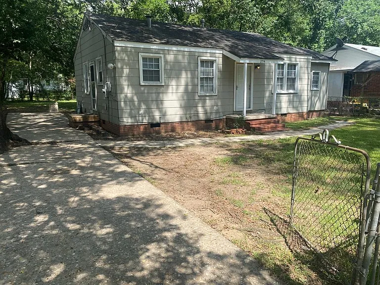 2354 Banks Ave — Photo 1