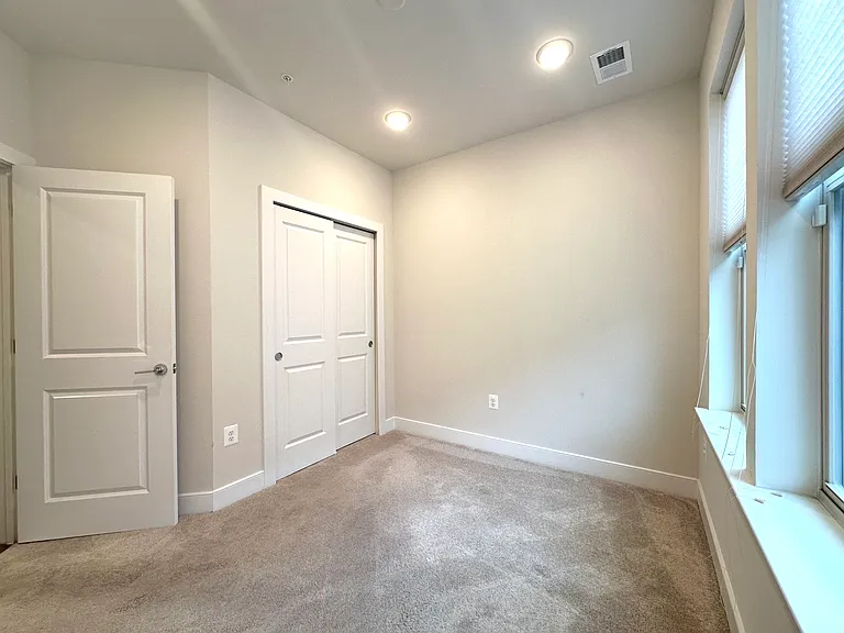 1009 Rockwell Ave — Photo 6