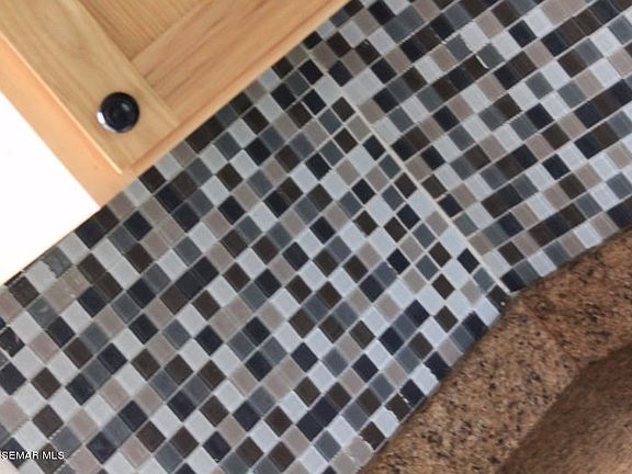 TILE BACKSPLASH