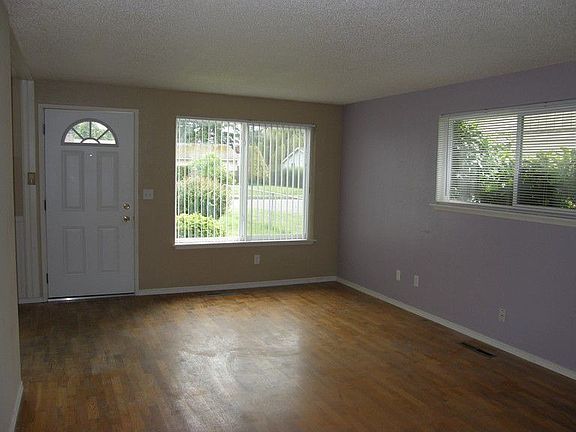 4th image of 921 E 62nd St