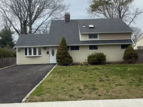 28 Apollo Ln, Hicksville, NY 11801