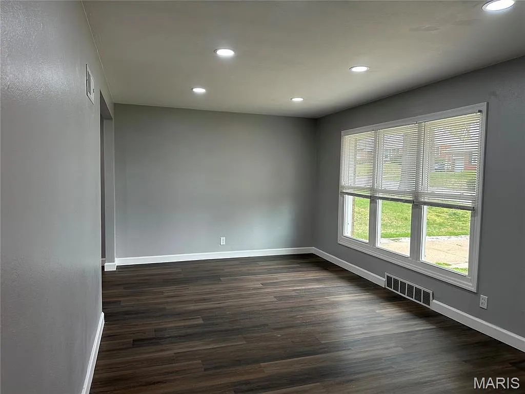 2 bed, 1.0 bath, 982 sqft, $1,050 — Photo 4