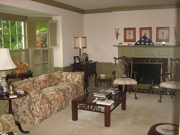 Living Room - Bay Wndw