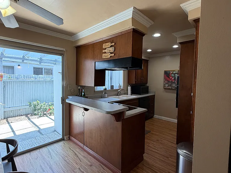 313 N Acacia Ave #D — Photo 10