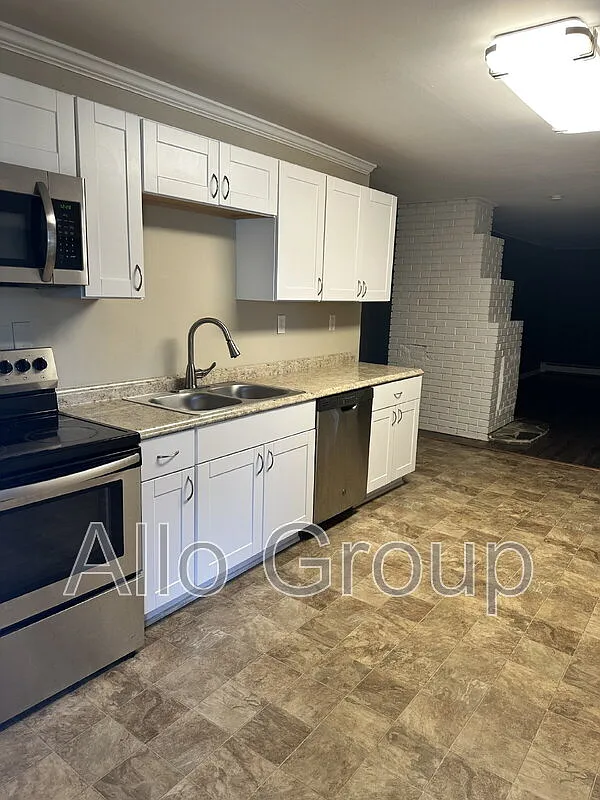 3 bed, 1.0 bath, 1300 sqft, $2,300 — Photo 2