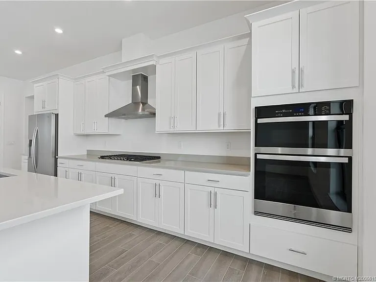 870 SW Newfield Ave — Photo 8