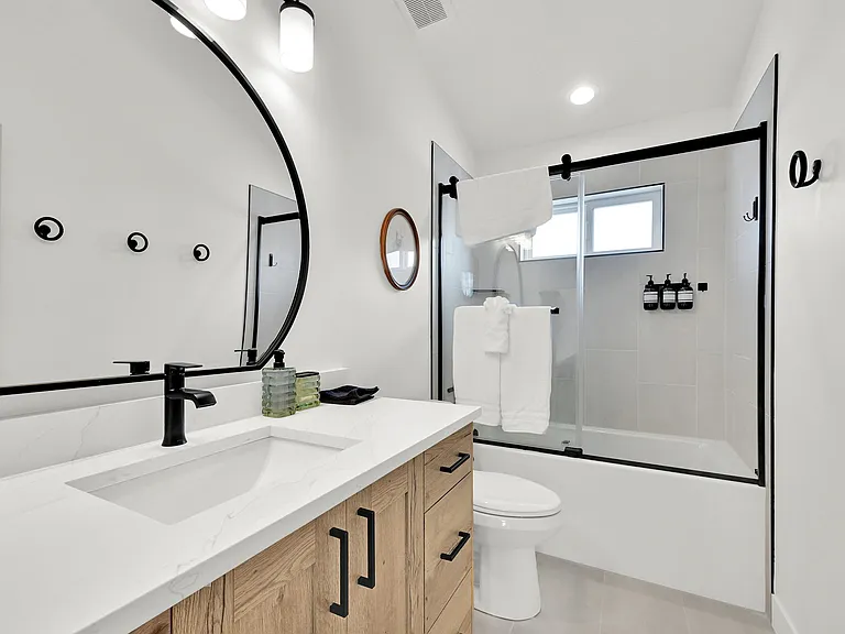 Upstairs hallway full bathroom with tub