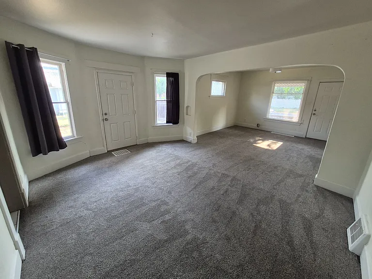 212 14th St N — Photo 4